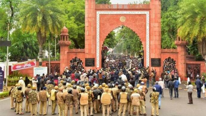 AMU में हिंसा के बाद छात्रों से होगी नुकसान की भरपाई, 10 हजार अज्ञात छात्रों के खिलाफ केस दर्ज