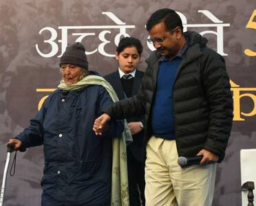 वायरल हुई  CM अरविंद केजरीवाल की ये तस्वीर, जानिए आखिर कौन है ये बुजुर्ग महिला?