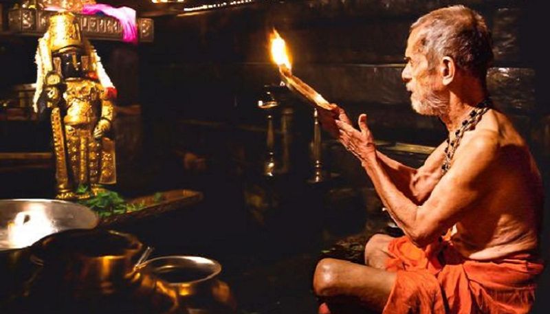 Pejawara Shri Did Sathyanarayana Pooja in Dalits Family in Koppal