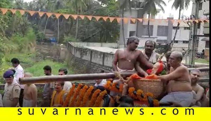 Udupi Krishna Mutt Pejawar Shri Body Shifted To Ajjarkad Ground