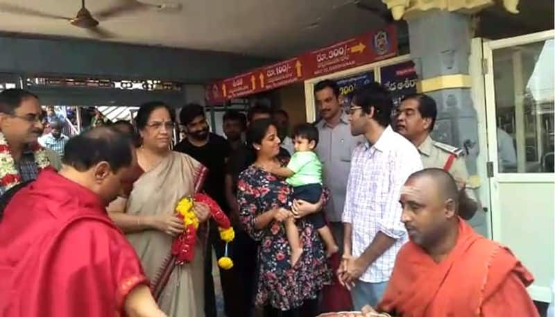 Chief Secretary of Andhra Pradesh Nilam Sawhney visites vijayawada durga temple