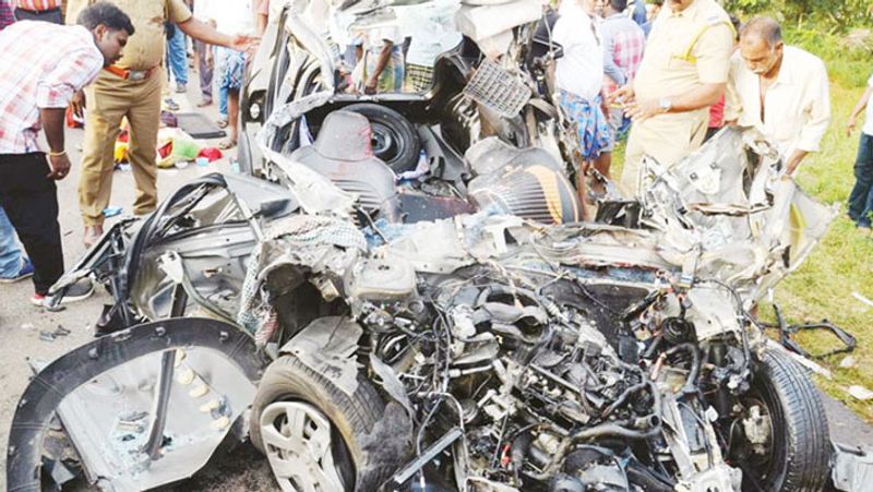 Car collision truck... 5 people dead