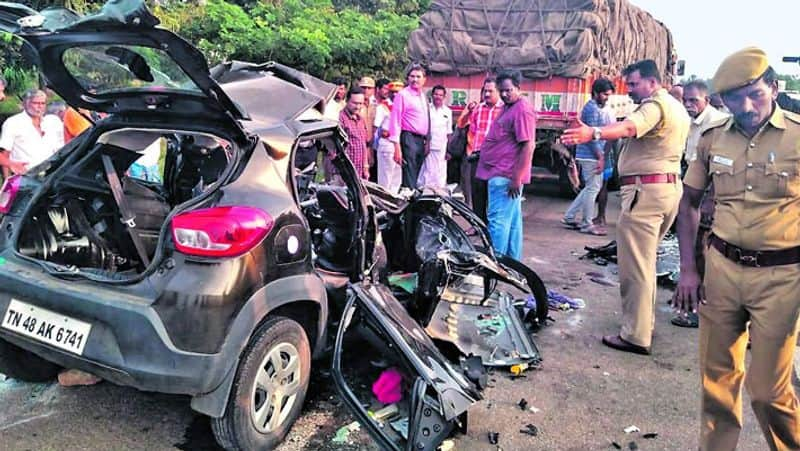 Car collision truck... 5 people dead