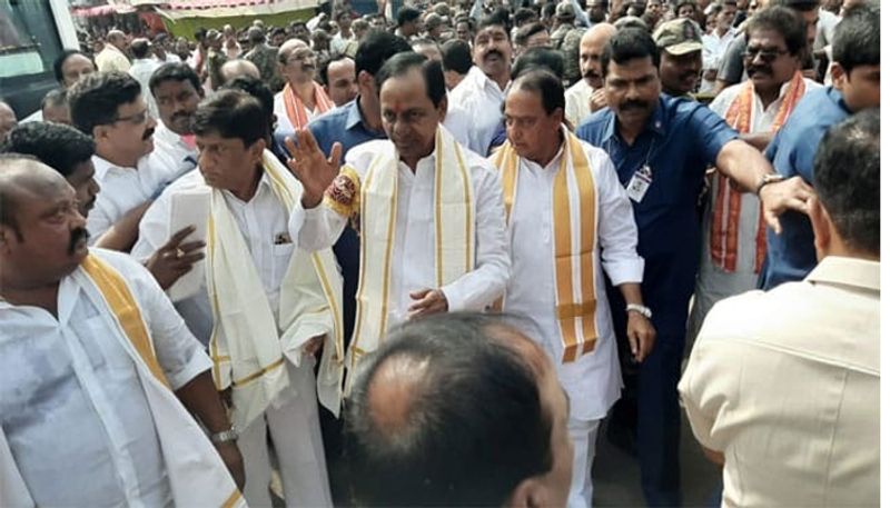 Telangana Cm KCR offers special prayers in vemulawada temple