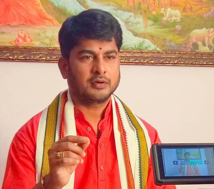 <p>&nbsp;డా.యం.ఎన్.చార్య - ప్రముఖ అంతర్జాతీయ జ్యోతిష, జాతక,వాస్తు శాస్త్ర పండితులు -శ్రీమన్నారాయణ ఉపాసకులు. సునంద రాజన్ జ్యోతిష ,జాతక,వాస్తు కేంద్రం.తార్నాక -హైదరాబాద్ - ఫోన్: &nbsp;9440611151</p>
