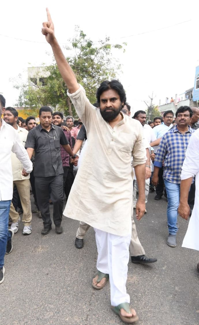 <p>ఆంధ్రప్రదేశ్ రాజకీయాల్లో యాంగ్రీ యంగ్&nbsp;మ్యాన్.....&nbsp;పవన్ కళ్యాణ్ పెద్దగా కనబడడం లేదు. చాతుర్మాస దీక్ష అంటూ ఆయన హైదరాబాద్ లోని తన ఫార్మ్ హౌస్ లోనే ఉంటున్నారు. ఫార్మ్ హౌజ్ నుంచి&nbsp;కూడా బయటకు పెద్దగా రావడం లేదు. మొన్నామధ్య నితిన్ పెళ్లి సందర్భంగా ఒకసారి కనిపిస్తే.... మరల ఆగష్టు 15 నాడు జెండావిష్కరణ కార్యక్రమంలో కనిపించారు.&nbsp;</p>
