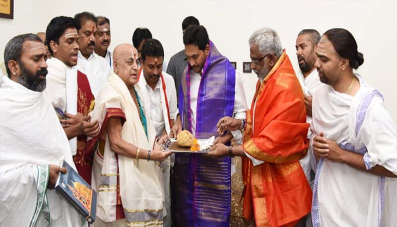 officers greets Andhra CM Jaganmohan Reddy on new year