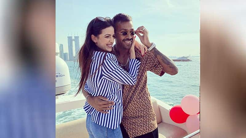 Hardik pandya gets engaged with actress natasha stankovic