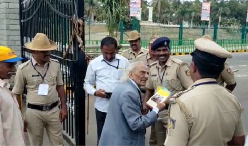 Old man comes to meet modi in tumakur police fails to stop