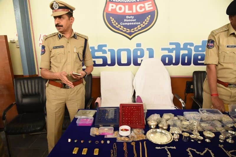 jammikunta police arrested two accised in jewellery robbery case