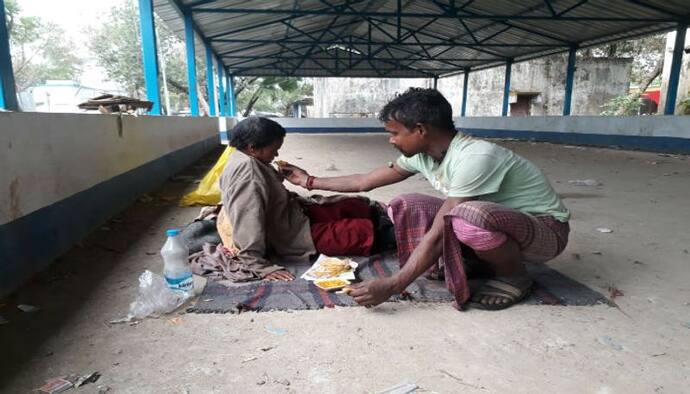 দু' বছর পড়ে মর্গের সামনে, অসুস্থ মহিলার সহায় দিনমজুর স্বপন