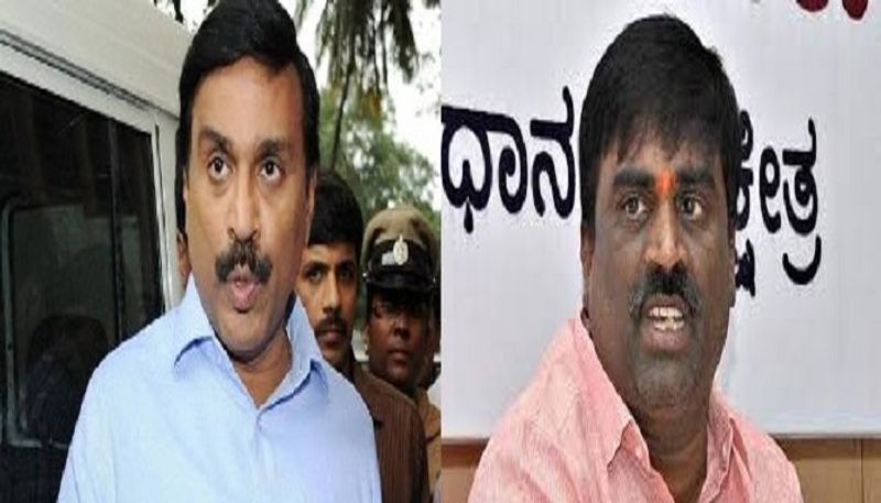 Janardhan Reddy Close Aide Ali Khan participate In protest against Somashekar Reddy at Ballari