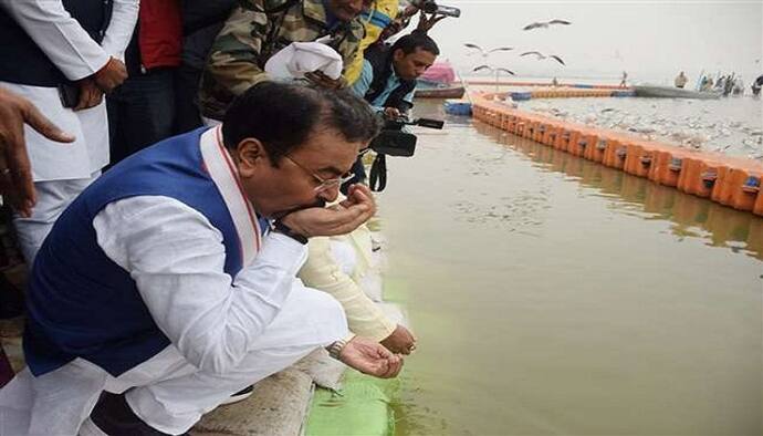 माघ मेला के पहले संगम पहुंचे डिप्टी सीएम ने इस तरह देखा जल, कहा निर्मल हैं गंगा