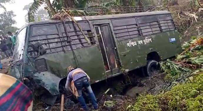 কুয়াশায় দৃশ্যমানতা কম, গভীর রাতে পুকুরে জলে নামল পুলিশের বাস