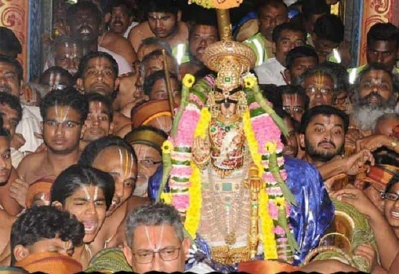 huge level of devotees participated namperumal thirukaithala sevai in srirangam