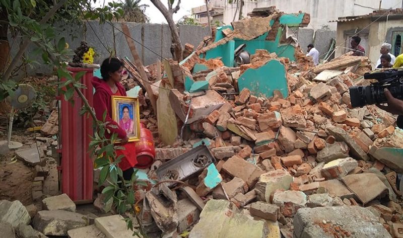 house given under ashraya project demolished at midnight in kolar