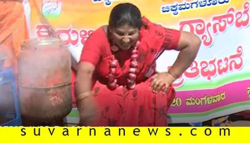 Chikmagaluru Price rise protesters encounter MP Shobha Karandlaje with onion garland