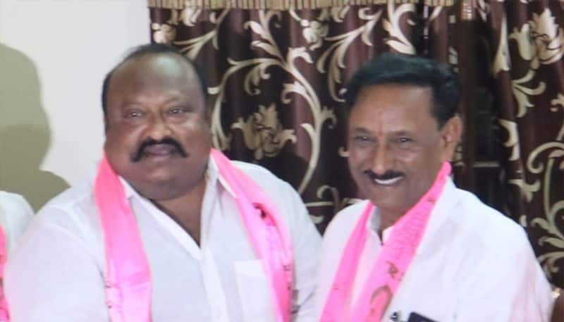 karimnagar congress leader joins trs presence of minister gangula kamalakar