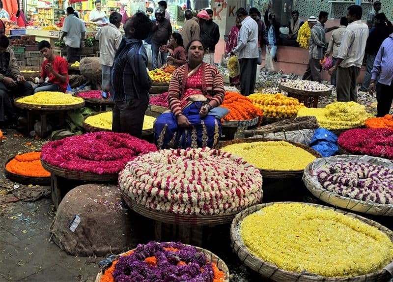 Gadag Flower Cultivators Traders Quarrel Over Extra Weight hls