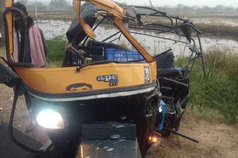 lorry auto accident in yadgir 3 dies on spot