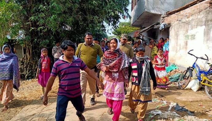 এনআরসি জুজু, নিজের গ্রামেই গণপ্রহারের হাত থেকে রক্ষা মোবাইল সংস্থার মহিলাকর্মীর