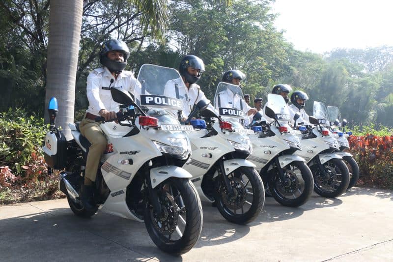 Suzuki handover Gixxer 250 SF bike to Surat traffic police