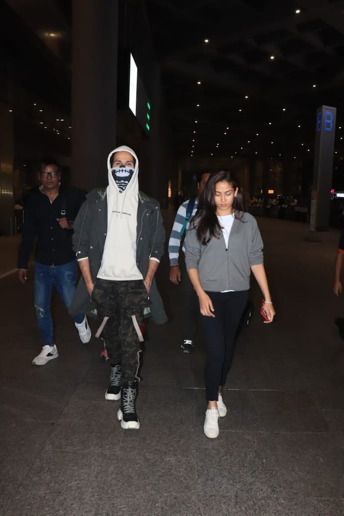 38-year-old Shahid Kapoor sported a half-face skull mask at the airport as he arrived in Mumbai on Sunday (January 12).  The mask was worn to hide the injury he received when he was hit by a ball during the shoot of the film Jersey.