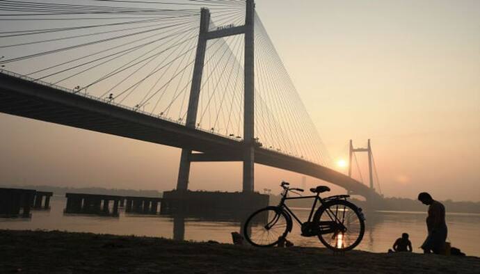 এক ধাক্কায় ৩ ডিগ্রি নামল পারদ, কলকাতায়  ফিরল শীত