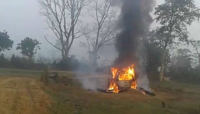 খড়ের গাদার উপর গাড়ি, চালকের ভুলে মুহূর্তে ভষ্মীভূত মারুতি