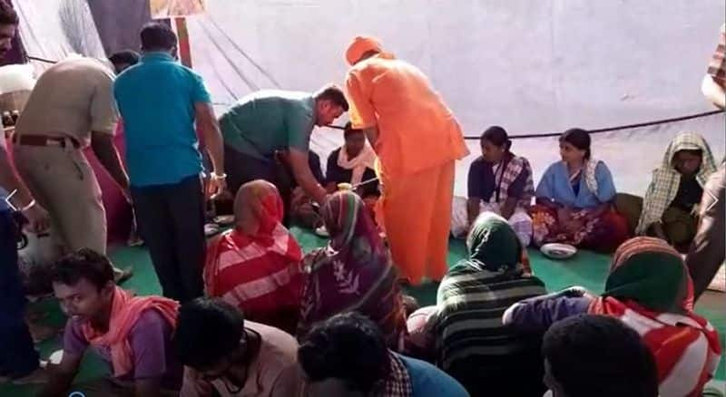 Gavi Siddheshwara mutt Swamiji serves food for civic workers