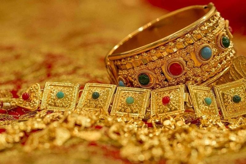 Gold merchant returns gold to police in mangalore