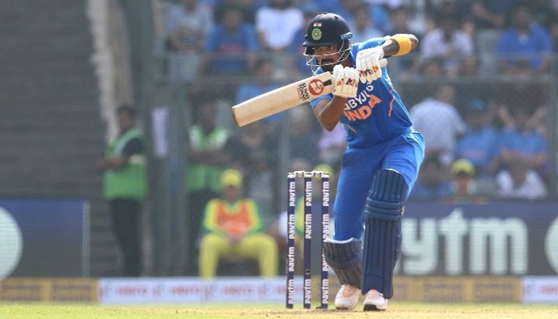 Indi vs Australia, 3rd ODI: Shikhar Dhawan injured and Rahul donned the role of opener