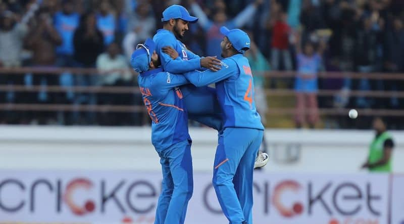 Manish pandey fielding impress fans during india vs Australia odi