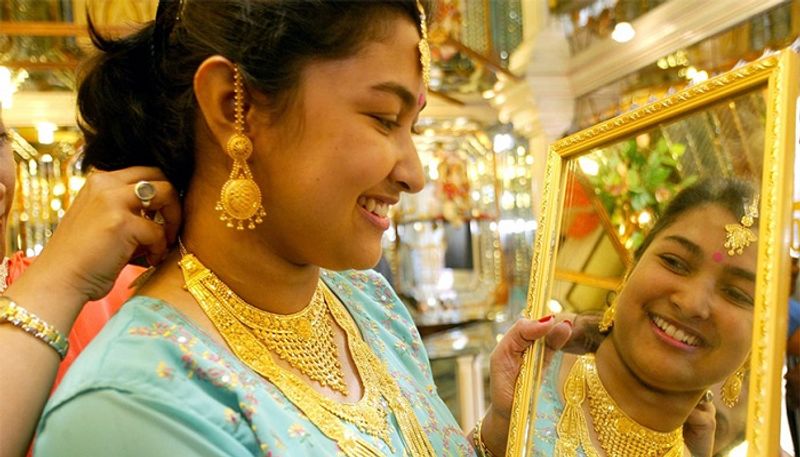 Experts Says Gold Price May Reach 45 Thousand Rupees Remark