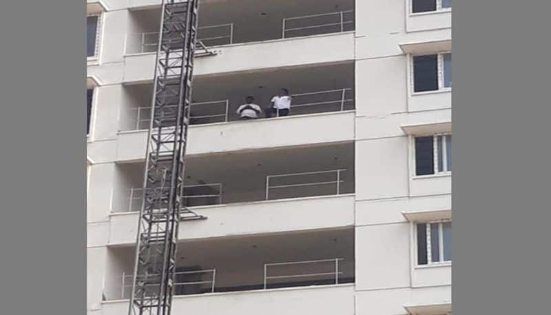 Amaravati Protest... rayapudi youth climbs MLA Quarters building