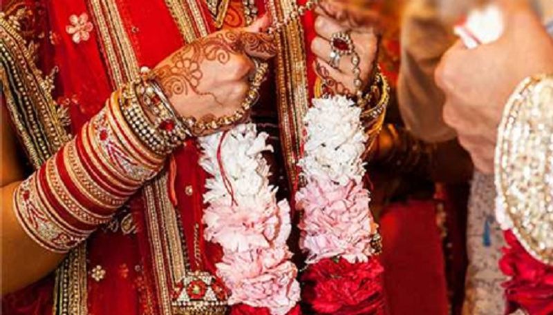 Groom Garlands Bride, She Slaps Him On Stage, Twice