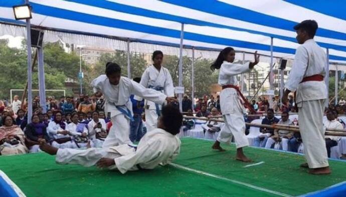 ক্যারাটে প্রশিক্ষণে হাজির কয়েকশো ছাত্রী,   উদ্ধোধন করলেন বরানগরের মহারাজ