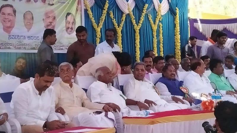 congress leader siddaramaiah and bjp ks eshwarappa and H Vishwanath on One Stage at Mysuru