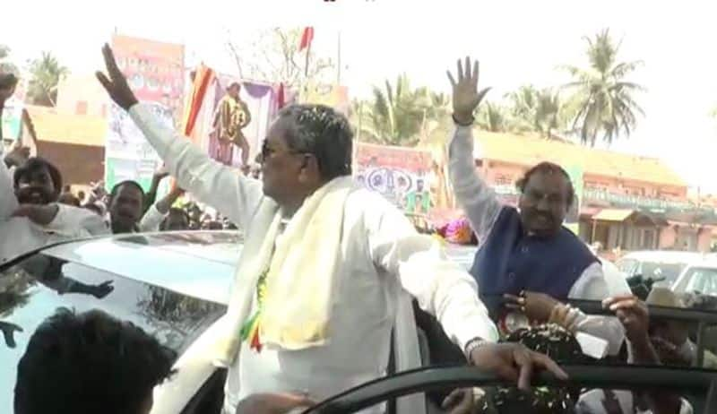 congress leader siddaramaiah and bjp ks eshwarappa and H Vishwanath on One Stage at Mysuru