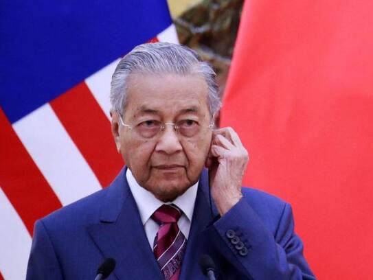 Malaysia slips again on loss of oil: claims of Mahathir's successor, Mahathir withdraws statement