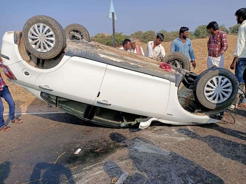 Car Accident Near Lingsugur in Raichuru Two People Dead