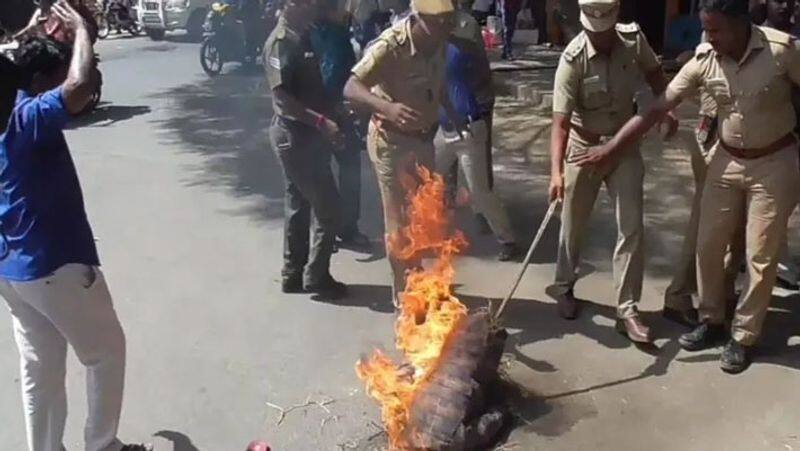 thuglak 50th anniversary function... rajinikanth effigy burned by protesters