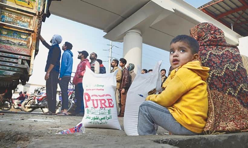 ढाई ढाई सौ ग्राम परमाणु बम का दावा करने वाले पाकिस्तान में पड़े रोटी के लाले
