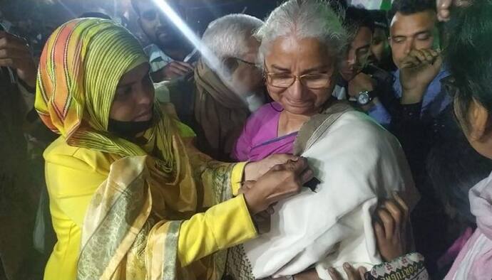 মহিলারা ধরনা-মঞ্চে, পুরুষরা  ঘরকন্যায় , পার্ক সার্কাস সব উল্টেপাল্টে দিয়েছে