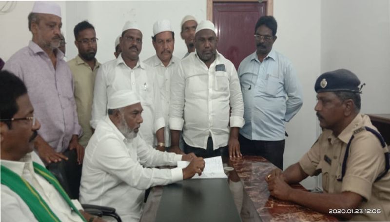 minority leaders complains guntur SP against YSRCP ministers