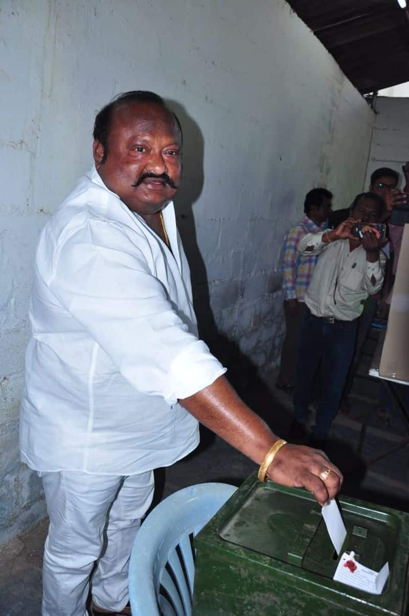 gangula kamalakar and his family cast their vote for karimnagar municipal elections