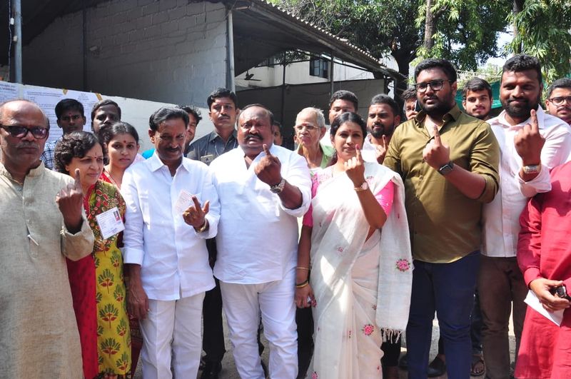 gangula kamalakar and his family cast their vote for karimnagar municipal elections