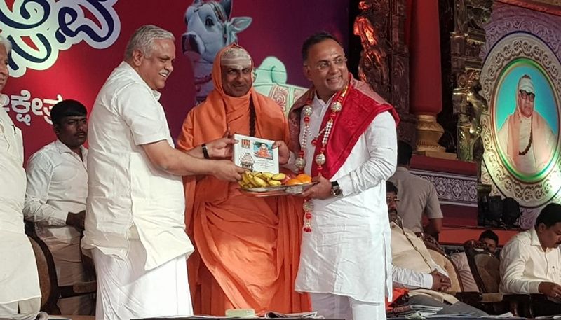 BJP Leader felicitations To kpcc president dinesh gundu rao in sutturu mutt