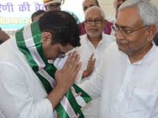 Nitish shows Prashant Kishor and Pawan Verma out of the party, PK says thanks