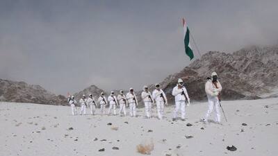 ITBP जवानों ने 17 हजार फीट की ऊंचाई पर भारी बर्फबारी में मनाया गणतंत्र दिवस, देखें Photos